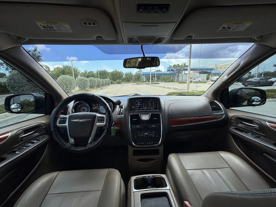 Used 2016 Chrysler Town & Country Touring FWD image 10