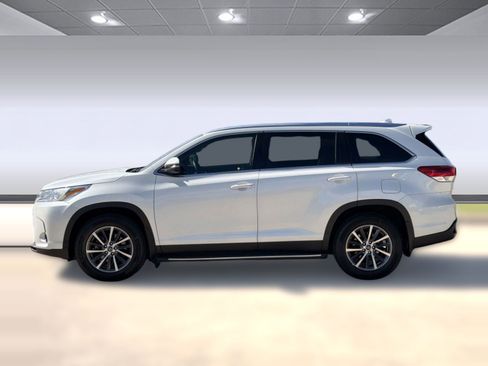 Used 2019 Toyota Highlander XLE image 2