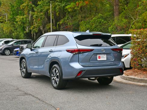 Certified 2024 Toyota Highlander LE image 3