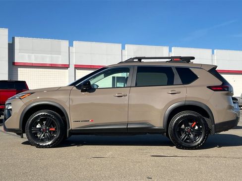 Used 2025 Nissan Rogue SV image 9