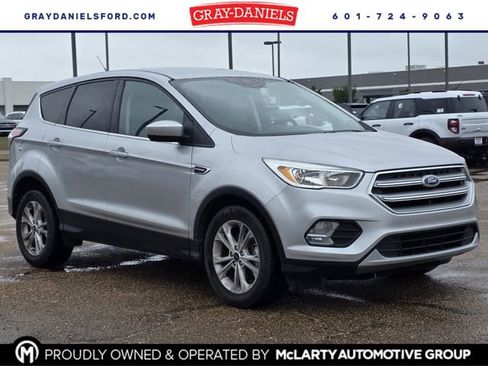 Used 2017 Ford Escape SE FWD image 1