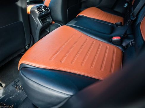 Used 2025 Mercedes-Benz GLC 350e 4MATIC image 32