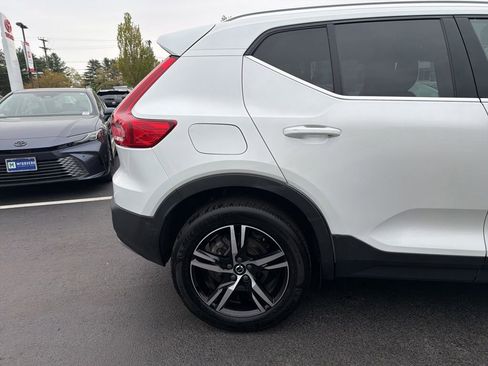 Used 2023 Volvo XC40 B5 Plus AWD/4WD image 4