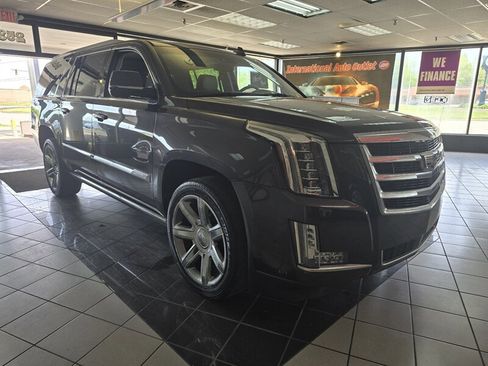 Used 2017 Cadillac Escalade ESV Premium Luxury image 3