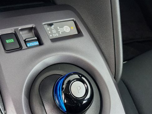 Used 2025 Nissan Leaf S image 23