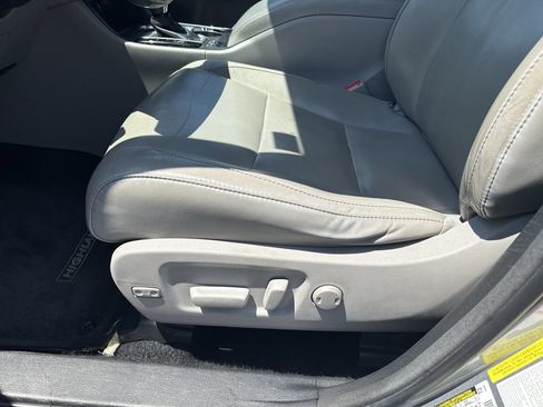 Used 2016 Toyota Highlander XLE FWD image 13
