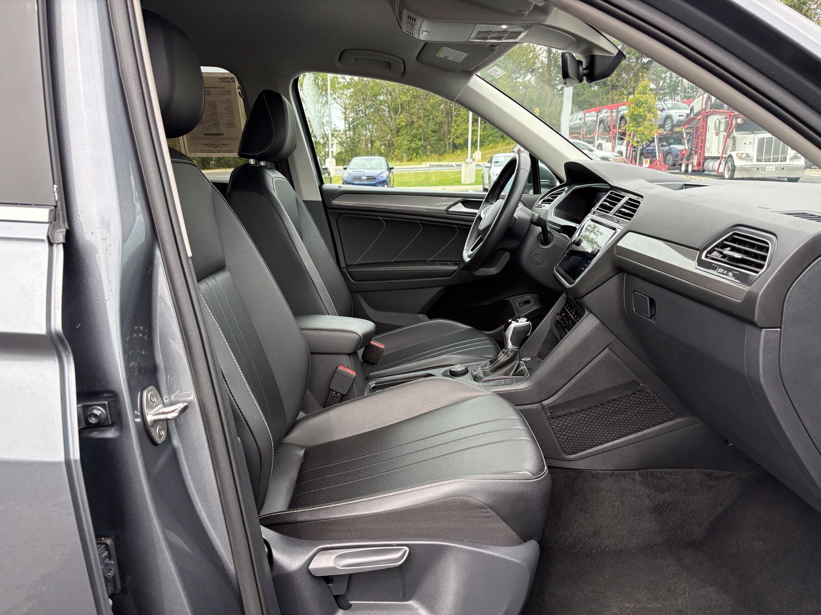 Used 2024 Volkswagen Tiguan SE AWD/4WD image 29
