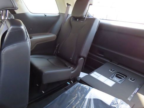 New 2026 Kia Carnival EX FWD image 25