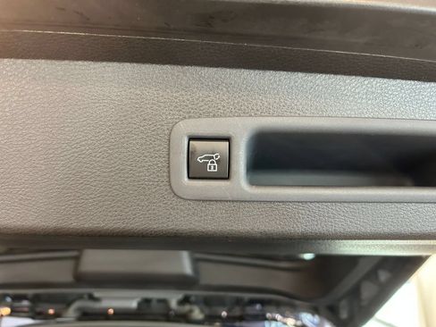 Used 2025 Toyota Sienna XLE FWD image 19