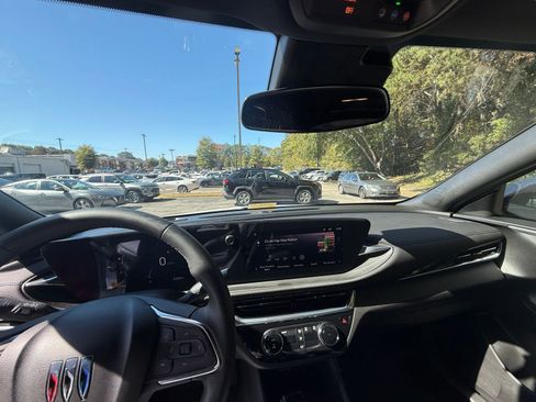 Used 2025 Buick Envista Sport Touring image 33