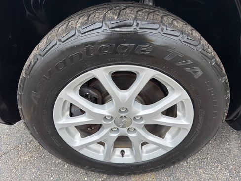 Used 2015 Jeep Cherokee Latitude w/ Cold Weather Group AWD/4WD image 32
