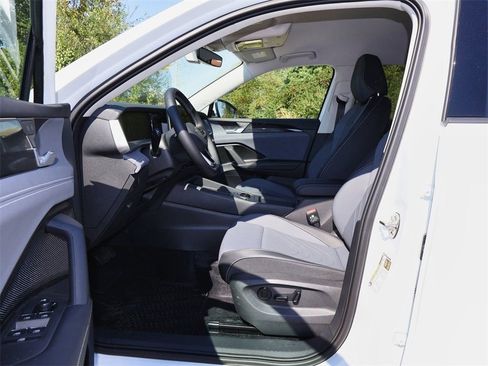 New 2025 Volkswagen Tiguan SE image 12