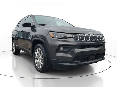 Used 2022 Jeep Compass Latitude w/ Sun and Sound Group image 2