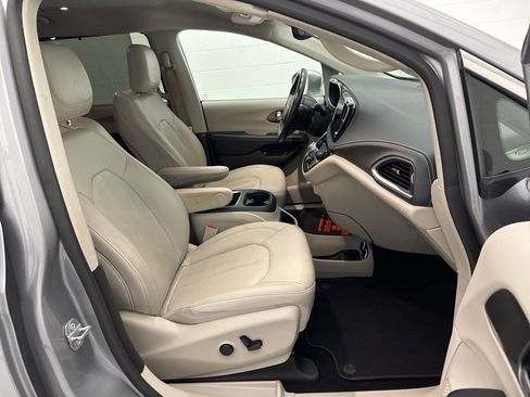 Used 2021 Chrysler Pacifica Touring-L image 55