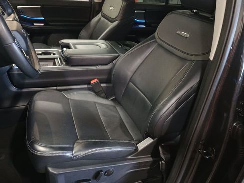 Used 2025 Ford Expedition Platinum image 5