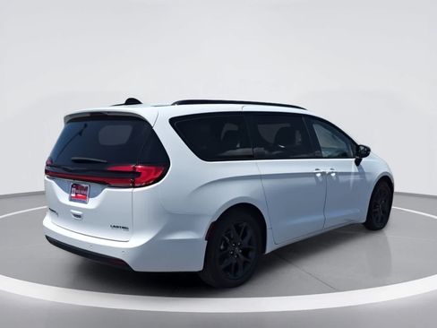 Used 2025 Chrysler Pacifica Limited FWD image 8
