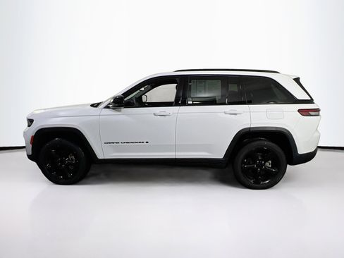Used 2023 Jeep Grand Cherokee Altitude image 8