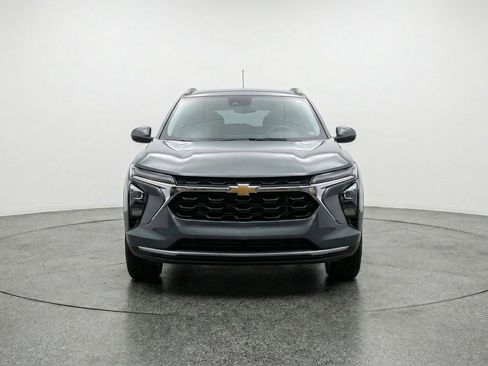 Used 2025 Chevrolet Trax LT image 2