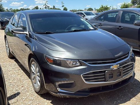 Used 2018 Chevrolet Malibu LT FWD image 2