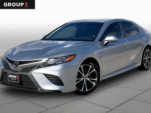 Used 2019 Toyota Camry SE FWD image 1