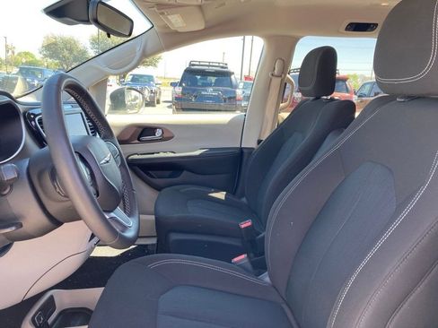 Used 2023 Chrysler Voyager LX image 8