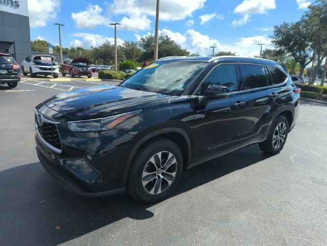 Used 2022 Toyota Highlander XLE FWD image 14