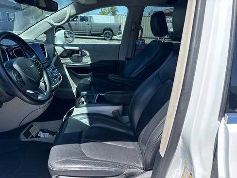 Used 2022 Chrysler Pacifica Touring-L FWD image 9