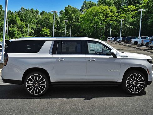 New 2026 Chevrolet Suburban High Country AWD/4WD image 6