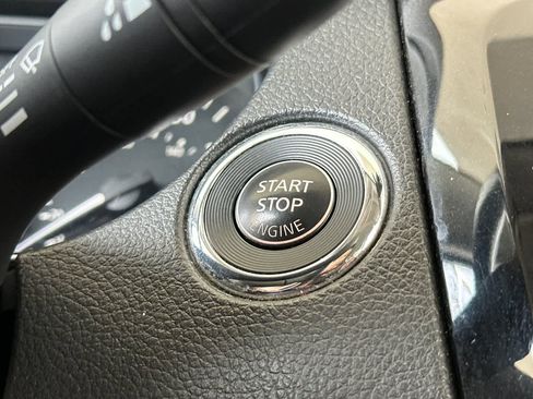 Used 2020 Nissan Rogue SV FWD image 23