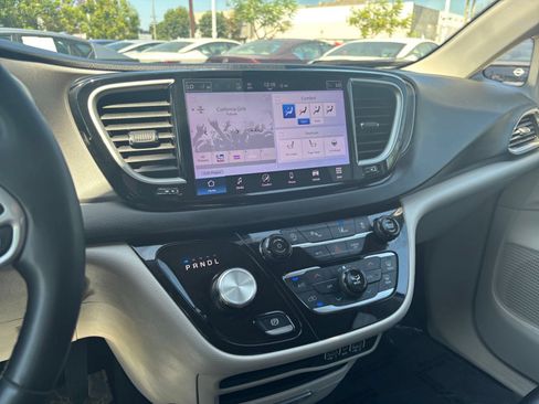 Used 2024 Chrysler Pacifica Touring-L FWD image 16