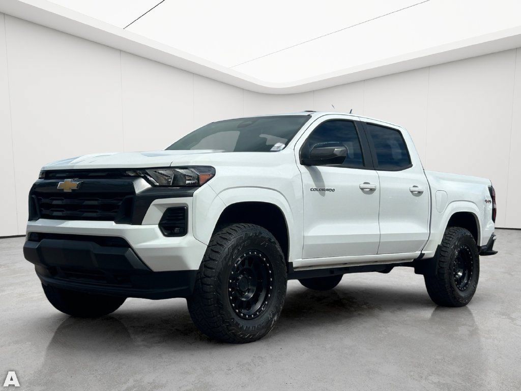 Used 2024 Chevrolet Colorado LT w/ LT Convenience Package AWD/4WD image 2