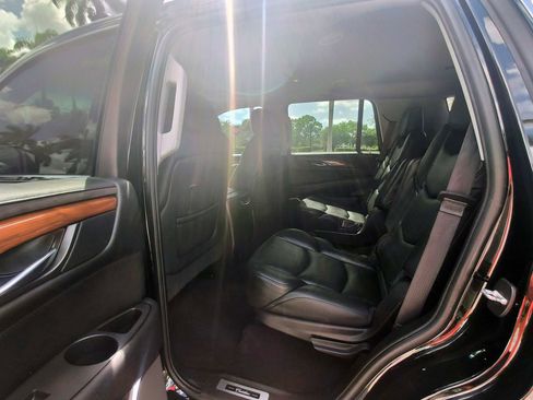 Used 2018 Cadillac Escalade Luxury image 9