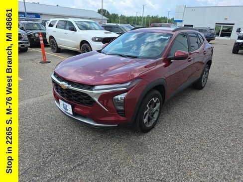 Used 2025 Chevrolet Trax LT FWD image 6