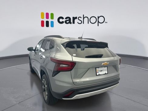 Used 2024 Chevrolet Trax LT w/ Driver Confidence Package FWD image 3