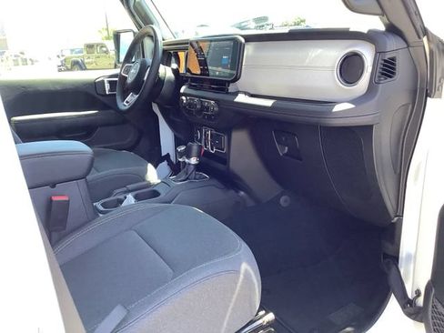 Used 2025 Jeep Wrangler Unlimited Sahara AWD/4WD image 36