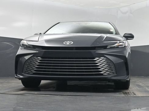 Used 2025 Toyota Camry XLE image 31