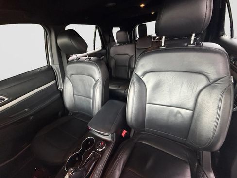 Used 2017 Ford Explorer XLT w/ Equipment Group 202A AWD/4WD image 13