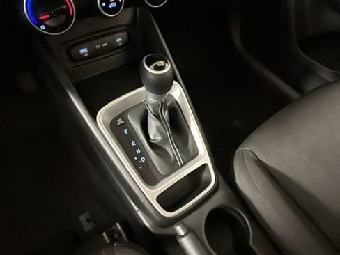 Certified 2025 Hyundai Venue SE FWD image 20