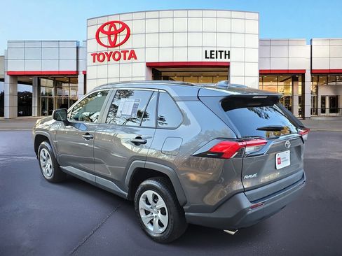 Used 2021 Toyota RAV4 LE image 7