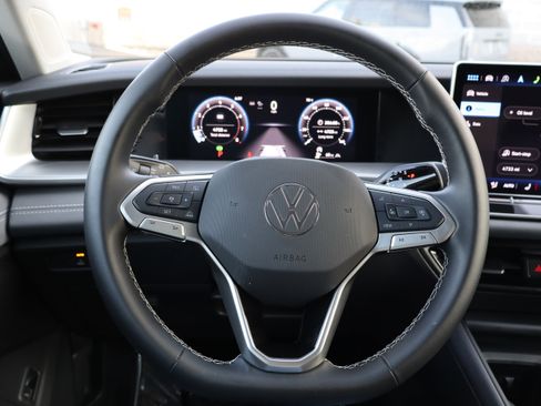 Certified 2025 Volkswagen Tiguan SE image 15