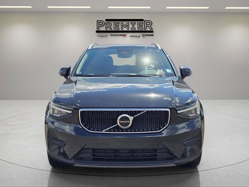 Used 2023 Volvo XC40 B5 Core image 2