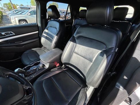 Used 2017 Ford Explorer XLT w/ Equipment Group 202A AWD/4WD image 22