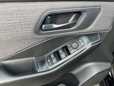 Used 2023 Nissan Rogue S AWD/4WD image 11