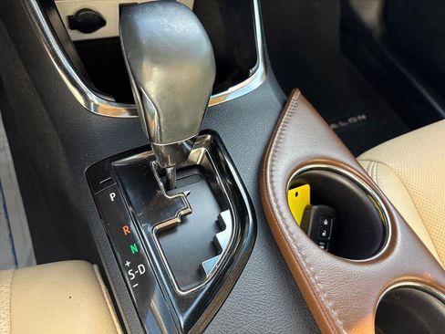 Used 2017 Toyota Avalon Limited image 18