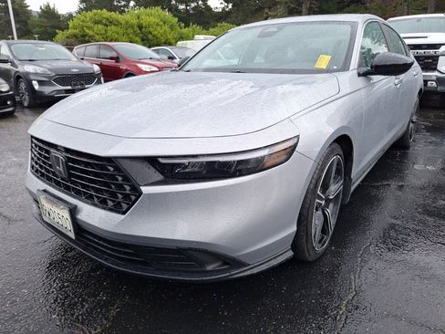 Used 2025 Honda Accord Sport image 2