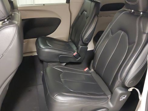 Used 2022 Chrysler Pacifica Touring-L image 38