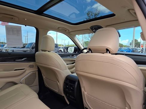 Used 2022 Jeep Grand Cherokee Limited w/ Luxury Tech Group II image 12