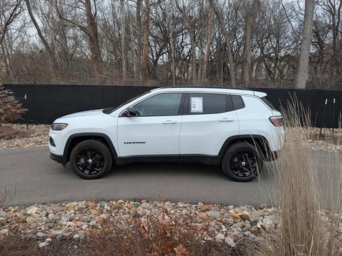 Used 2024 Jeep Compass Latitude image 2
