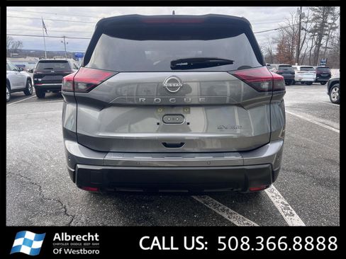 Used 2024 Nissan Rogue SV w/ SV Premium Package image 4