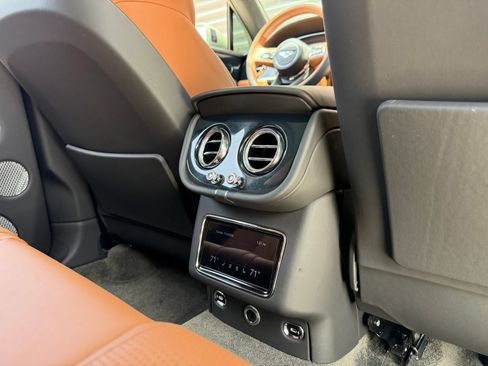 Used 2022 Bentley Bentayga AWD/4WD image 41